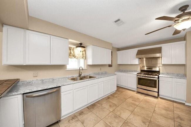 Building Photo - 6410 Storey Dr