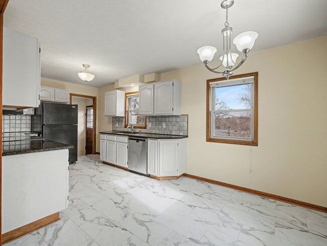 Building Photo - 1427 S 52nd St