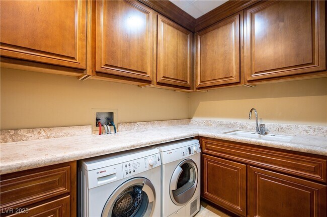 Building Photo - 9101 Alta Dr