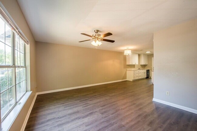 Building Photo - Gorgeous 4 BR 3 BA Town House Right By FSU and TCC!