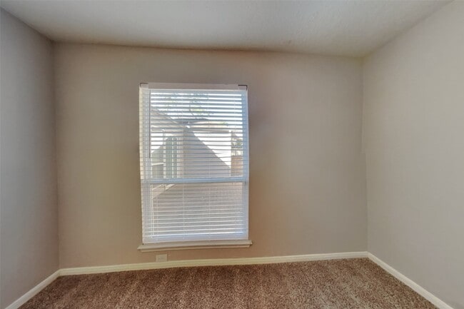 Building Photo - 3315 Redwood Lodge Dr