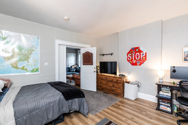 Building Photo - 208 Bosley St