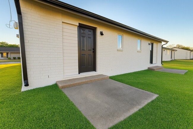 Building Photo - 1215 Kingston Dr