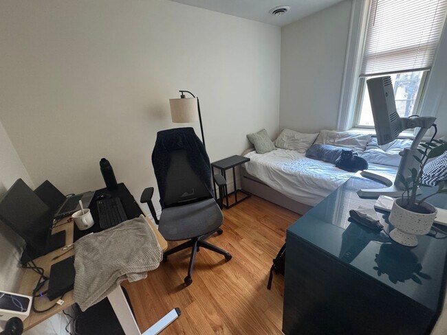 Building Photo - Great Wicker Park Location! Renovated 2 BR!