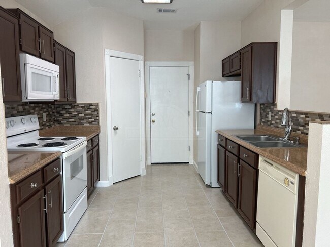 Building Photo - 4910 Parkwood Dr