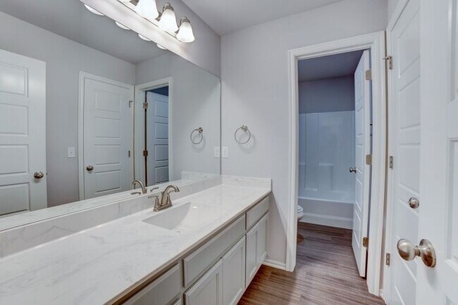 Building Photo - Move In Special! 4/2.5/2 Near Downtown!