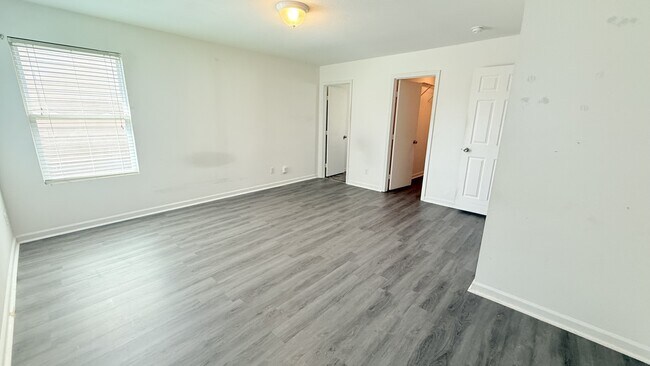 Building Photo - 15251 Tyler Mill Dr