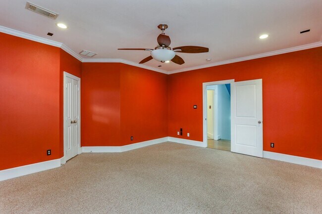 Building Photo - 306 Enid St