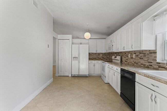 Building Photo - 13945 Langley Pl