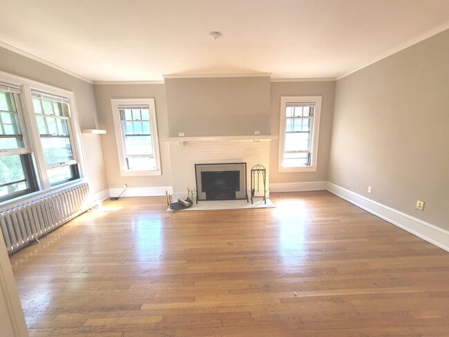 Building Photo - 2541 N Lake Dr