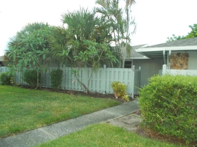 Building Photo - 4261 Island Cir