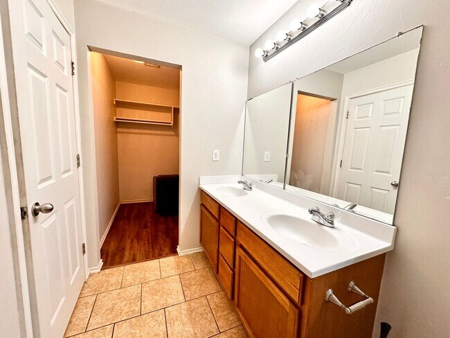 Building Photo - Newer 3 Bedroom off I-240