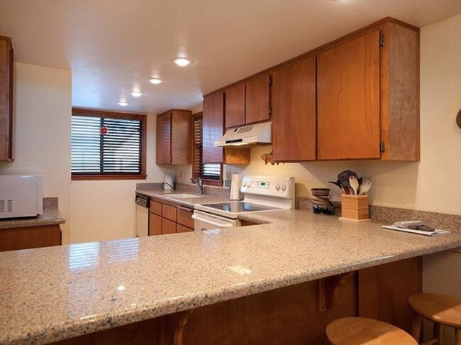 Building Photo - Elk Run Townhouse with 1 car garage.