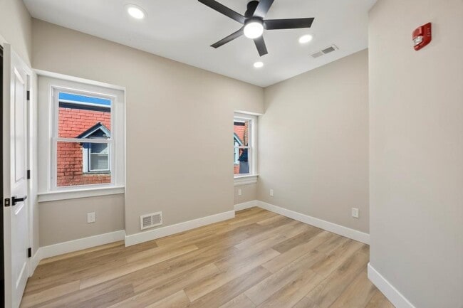 Building Photo - 6150 W Columbia Ave