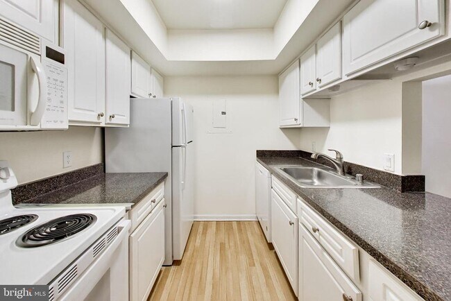 Building Photo - 18310 Streamside Dr