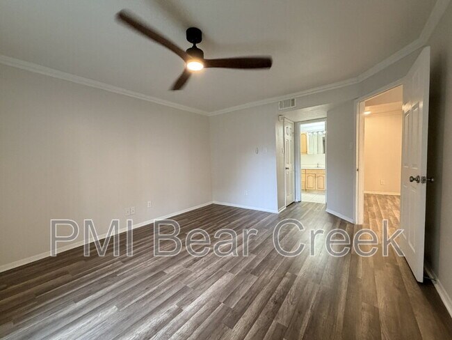 Building Photo - 3045 Walnut Bend Ln