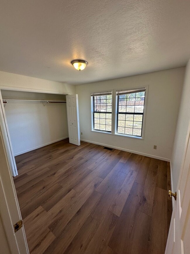 Building Photo - Long Term Glenshire Lease, 3 Bedroom House With Garage