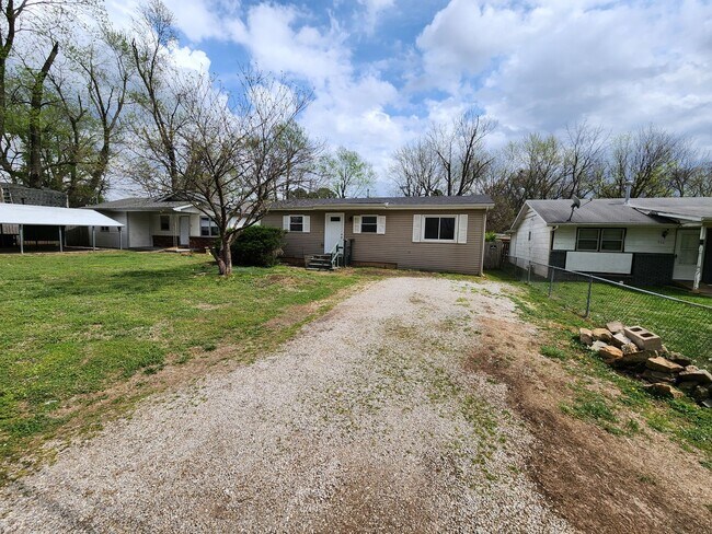 Building Photo - Spacious 2-Bedroom, 1-Bathroom Home AVAILABLE NOW!!