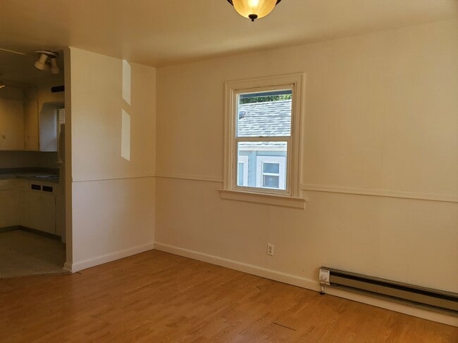 Building Photo - Darling 2 bedroom between Manette & Illahee