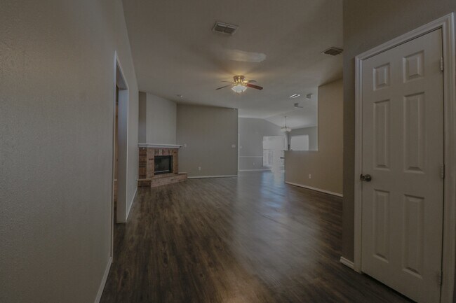 Building Photo - 4Bed/2Bath Available 11/10 !