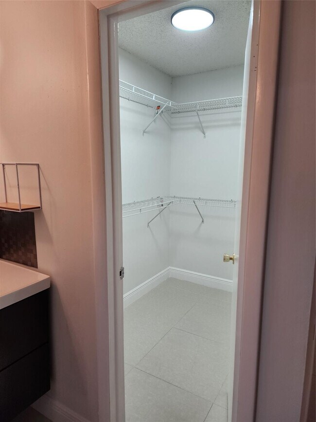 Building Photo - 5140 SW 40th Ave