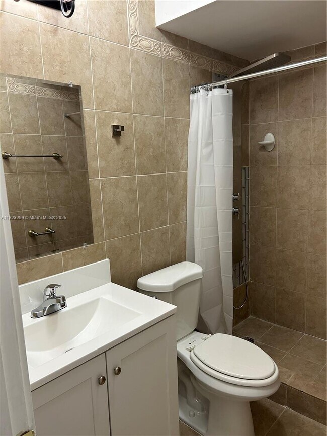 Building Photo - 621 E 46th St