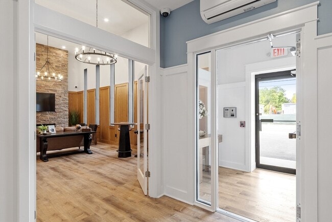 Building Photo - 843 Main St