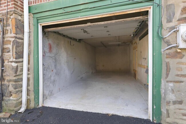 Building Photo - 271 W Wyncliffe Ave