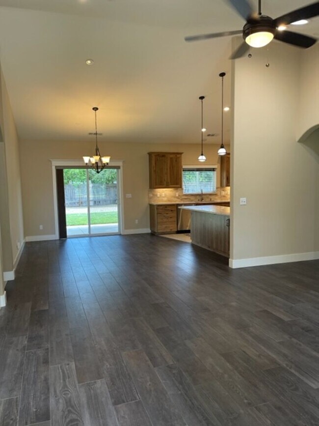 Building Photo - 3 Bedroom Home in Mistletoe Neighborhood