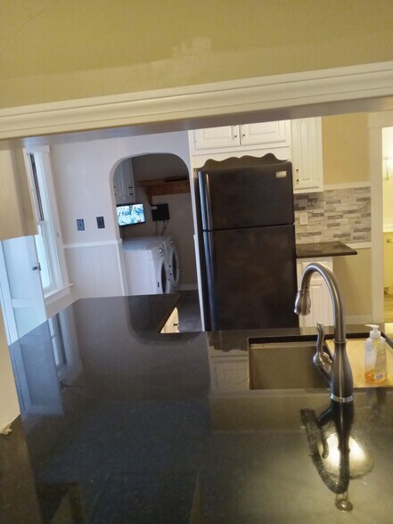 Building Photo - 63 Belmont St