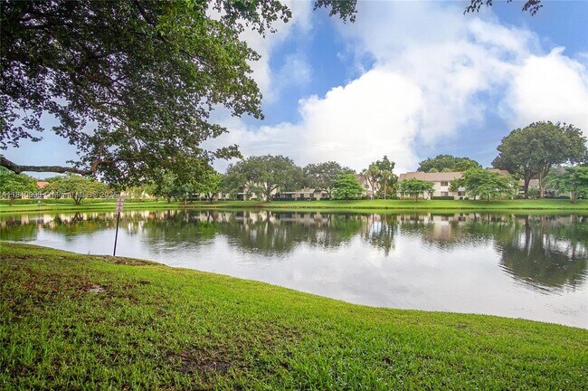 Building Photo - 407 Gardens Dr