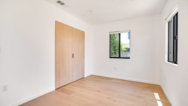 Building Photo - 1570 Myra Ave