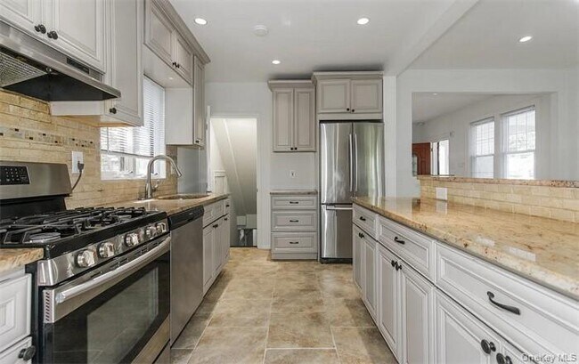 Building Photo - 11 Floyd Pl