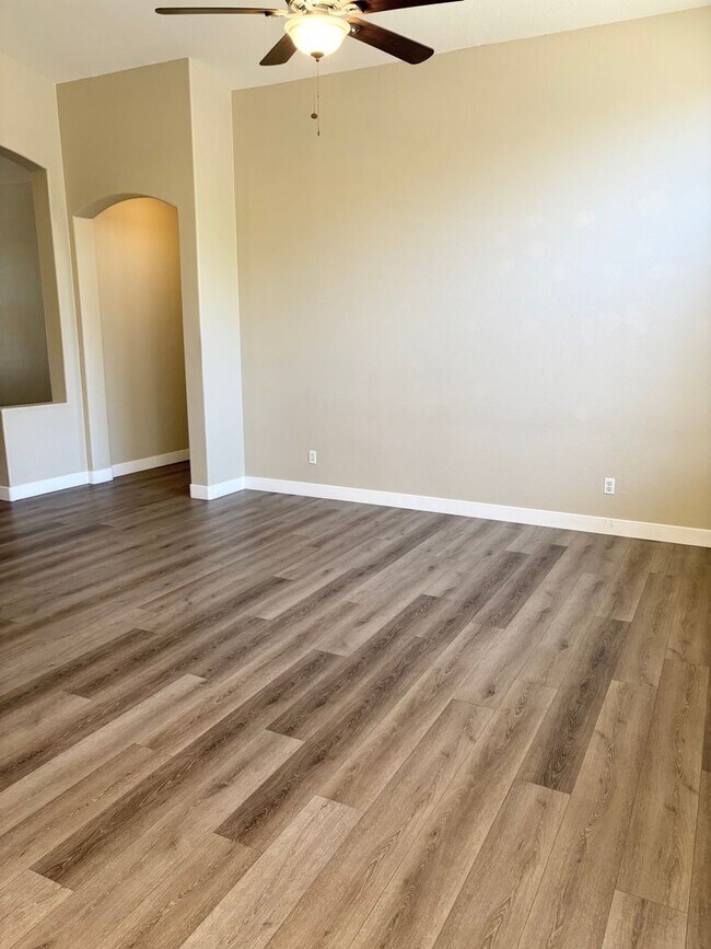 Building Photo - **BEAUTIFUL & SPACIOUS 3 BEDROOM/2 BATHROO...