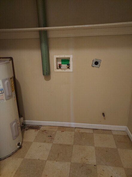 Utility room with hookups - 5301 Mansfield Ct