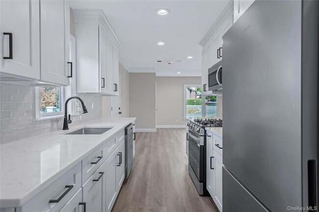 Building Photo - 110 School St