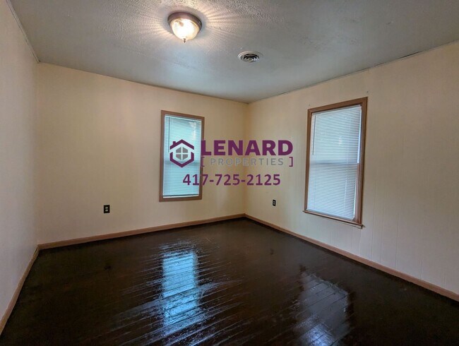 Building Photo - Cozy 2 Bedroom House!