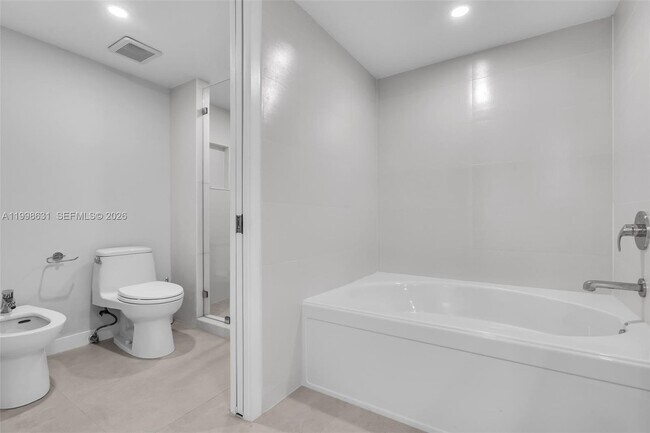 Building Photo - 251 Crandon Blvd