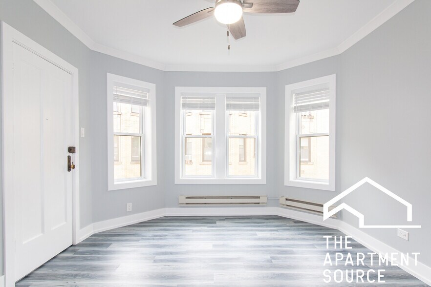 Building Photo - 3845 N Greenview Ave