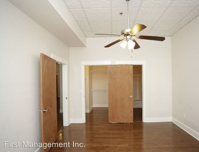 Building Photo - 2 br, 2 bath Apartment - 10 W 10th St