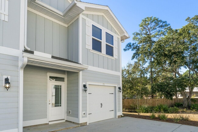 Primary Photo - 73 Sandhill Pines Dr