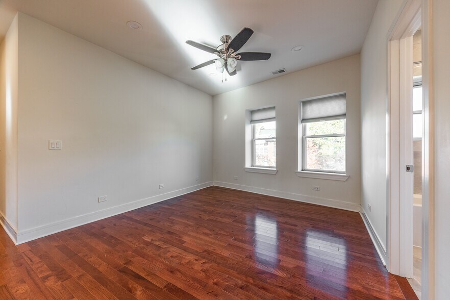 Building Photo - 1159 W Lunt Ave