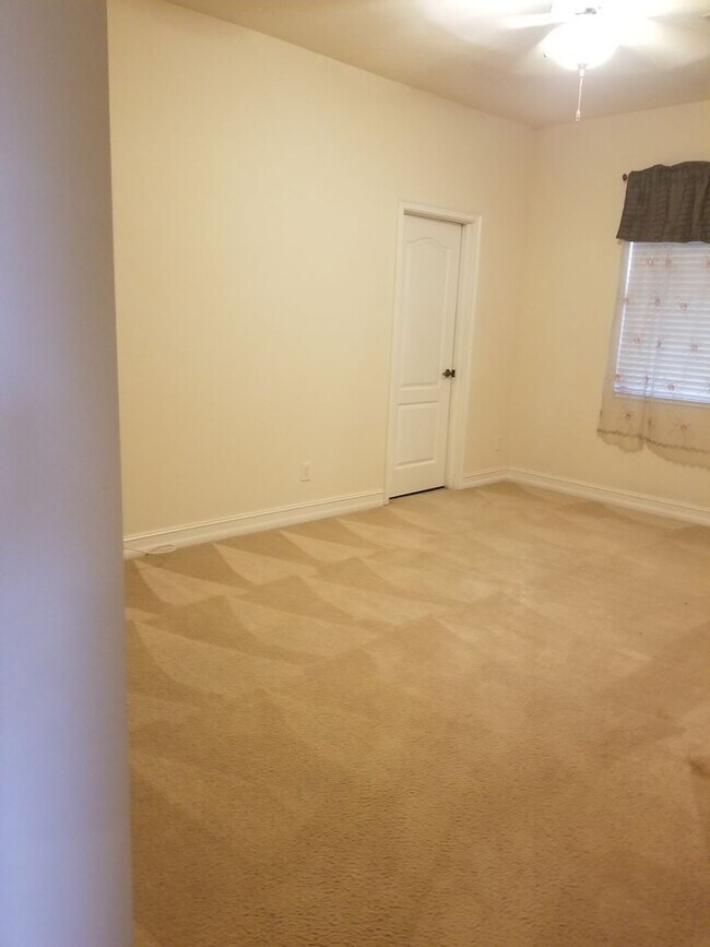 Building Photo - start the new year in your beautiful 3/2/2...