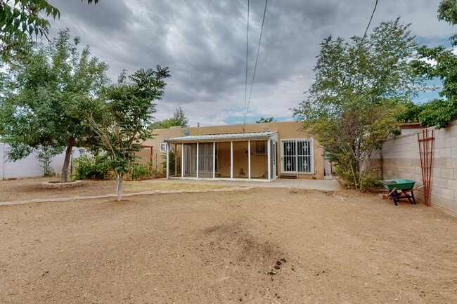 Building Photo - 612 Truman St SE