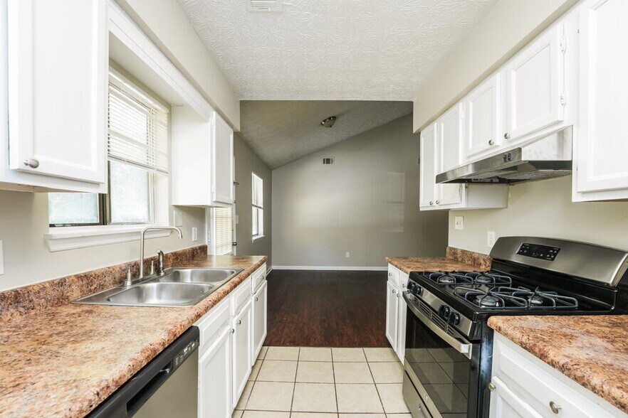 Building Photo - 488 Carillon Ln