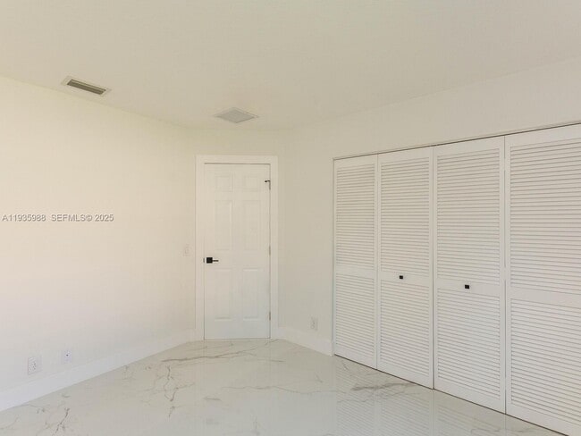 Building Photo - 381 Cameron Dr