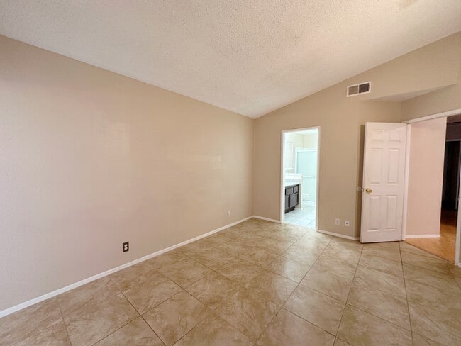 Building Photo - 2321 Valley Dr