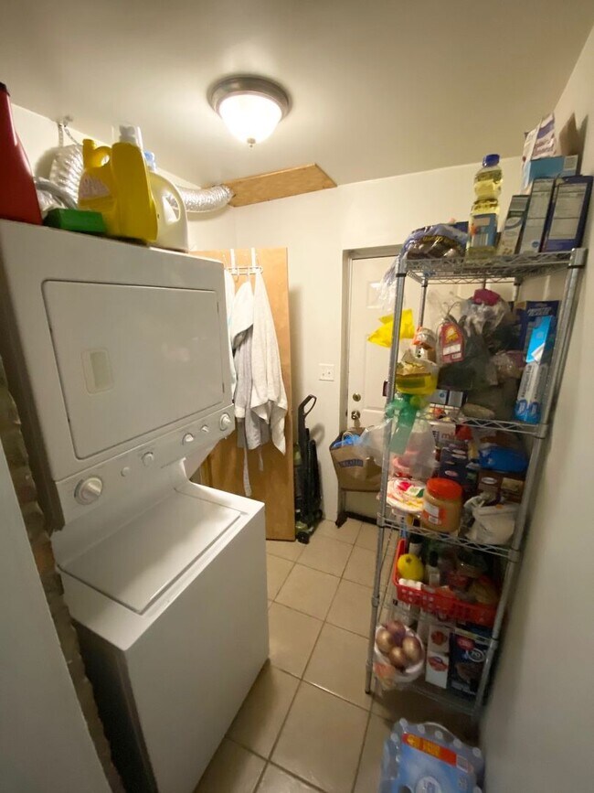 Building Photo - Spacious 3 or 4 Bedroom 2 Bathroom Available in Oakland, Modern Updates and Great Front Porch and...