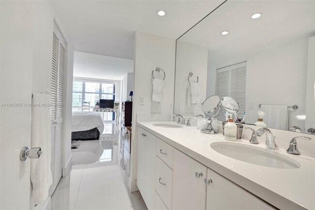 Building Photo - 1901 Brickell Ave