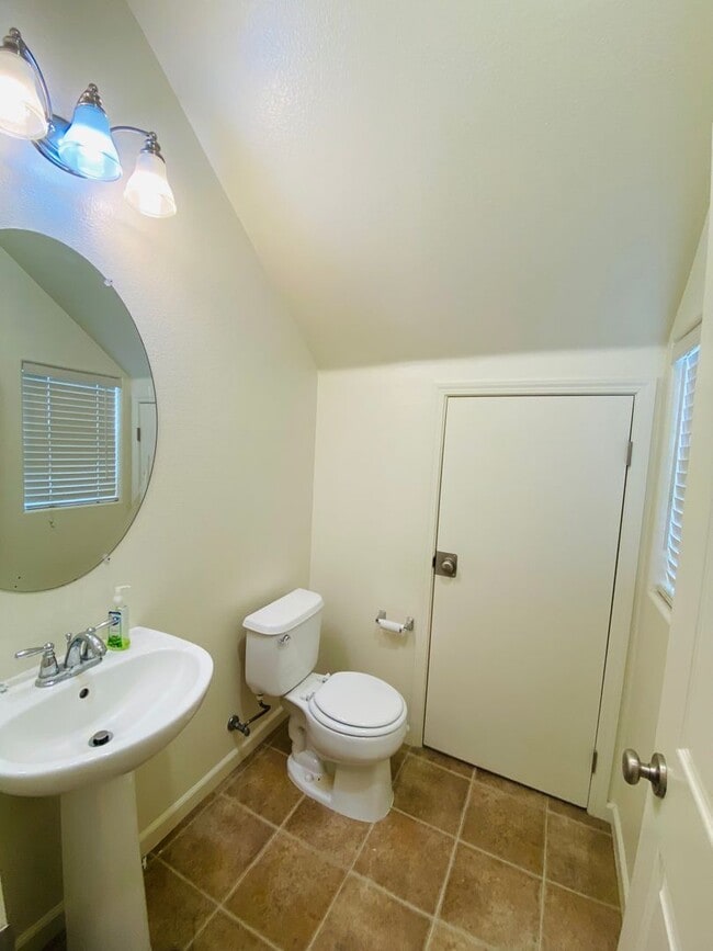 Building Photo - Westlake Winner... Walk to Parks & Schools 3 Bedroom 2.5 Baths